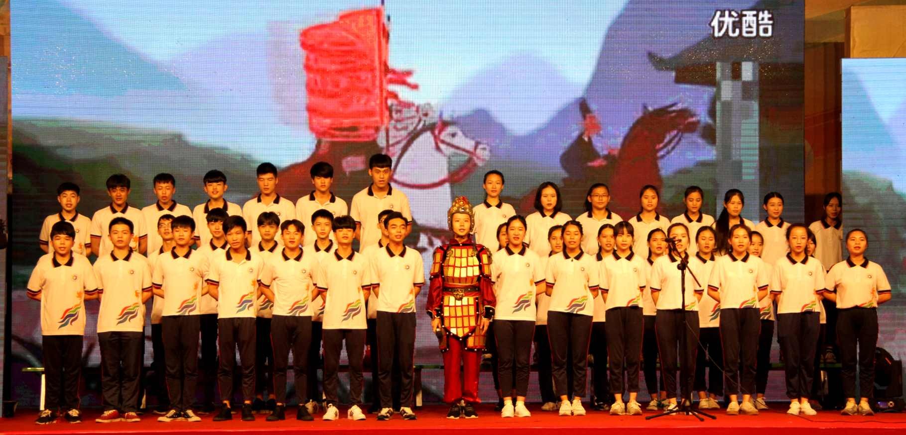 班级表演朗诵《木兰辞》小品《我们的收获》舞蹈社表演《中国制造》