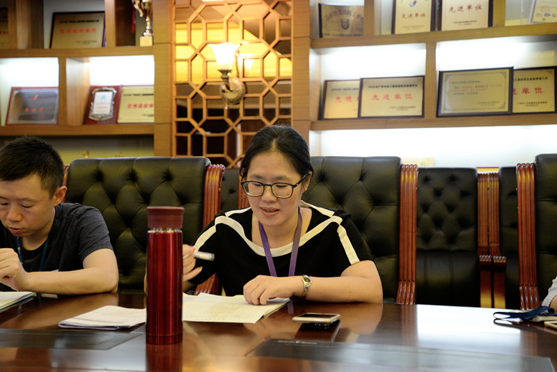 张昆晓主任主持评课陈小凤老师讲述设计思路教务处谢广伟主任点评生伟