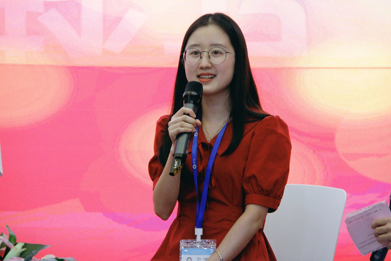 何欣怡老师作分享学院新标识揭幕立足新的发展阶段,学院迎来全新标识