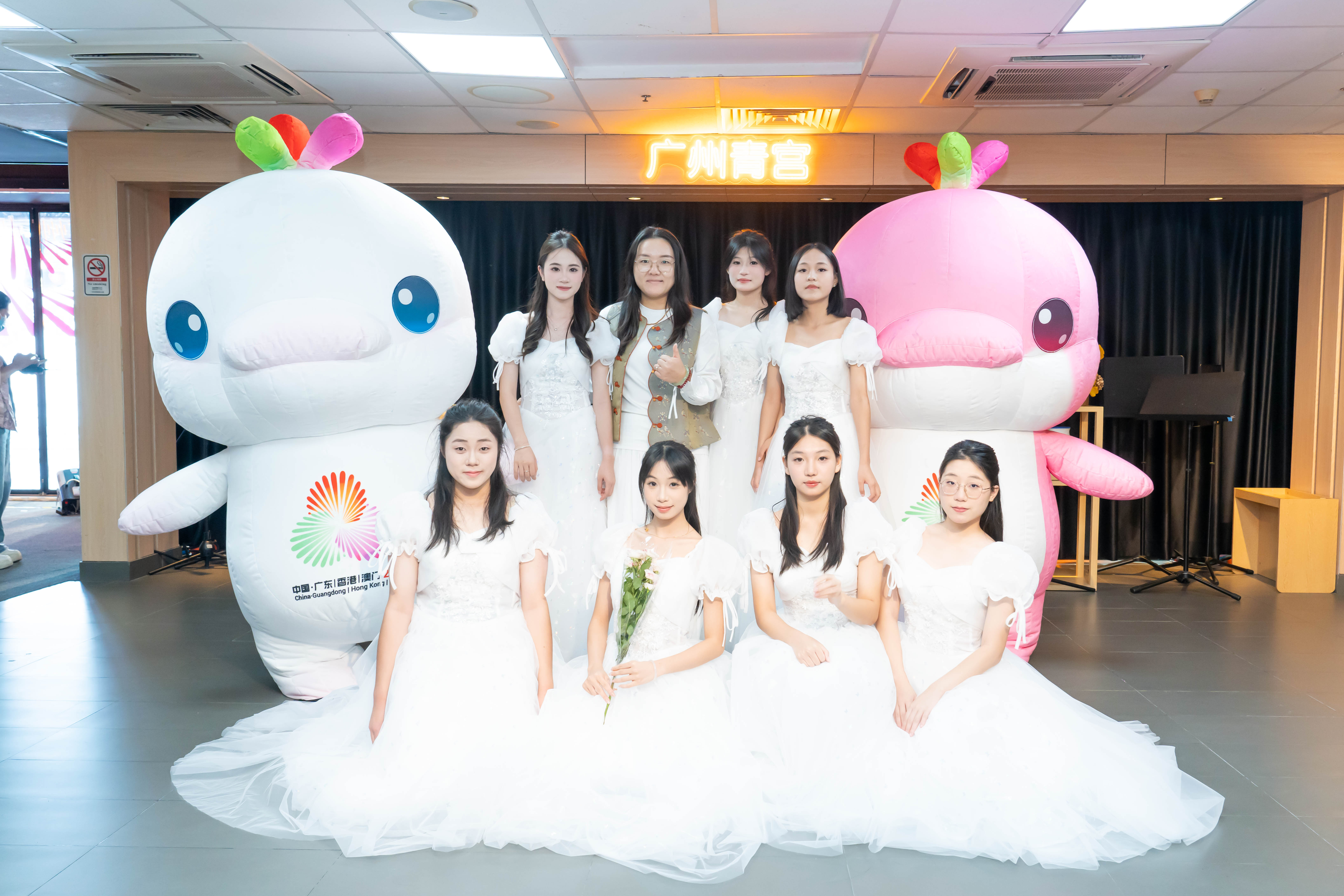 青春献全运，志愿绽星光： 公用师生点亮“志愿者之夜”橱窗剧场